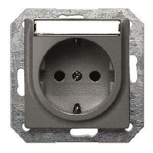 Tapa schuko protección seguridad etiqueta. carbon