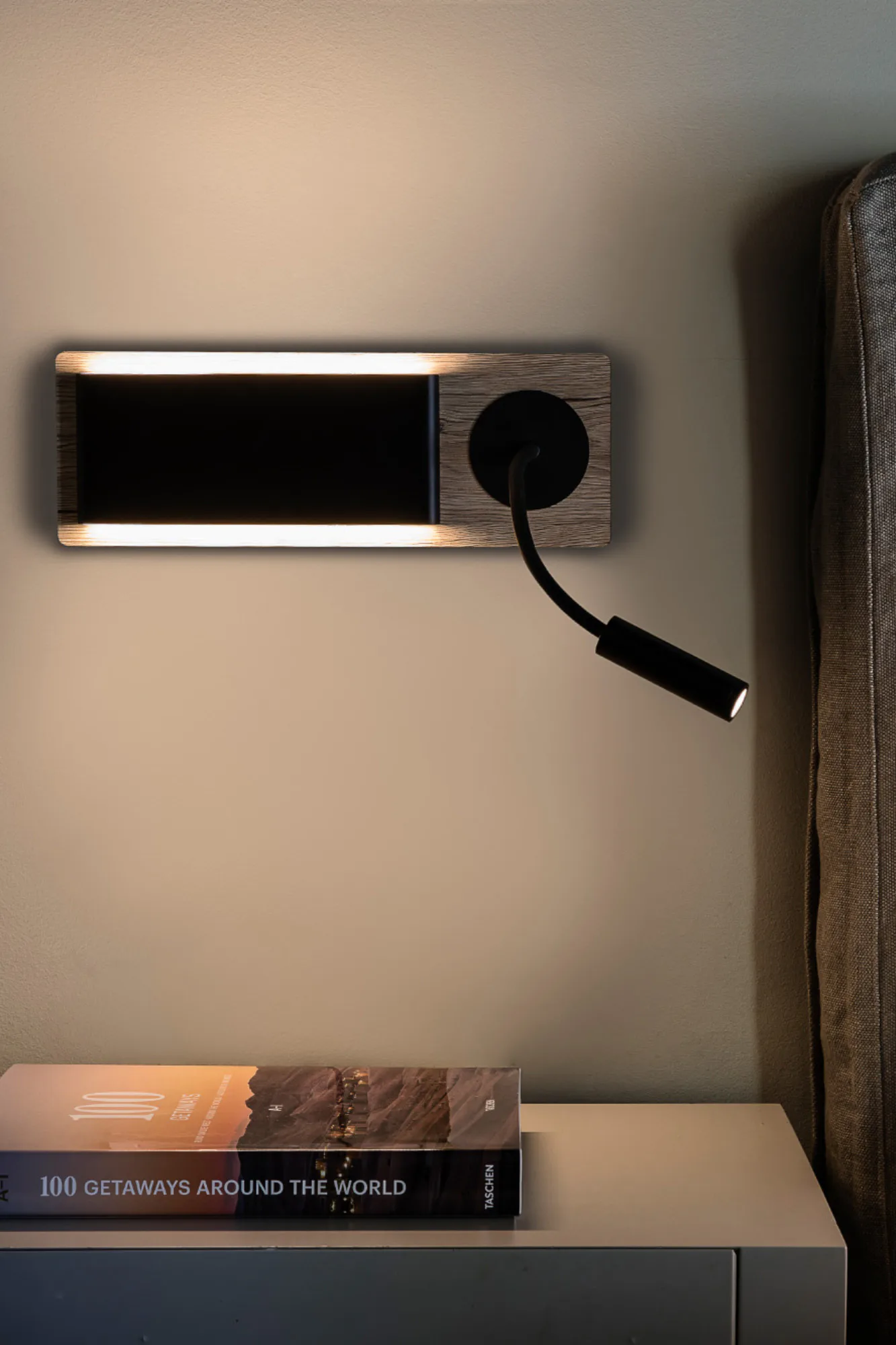 MOOD RCT Lámpara aplique negro y madera con lector ambiente - FARO Barcelona
