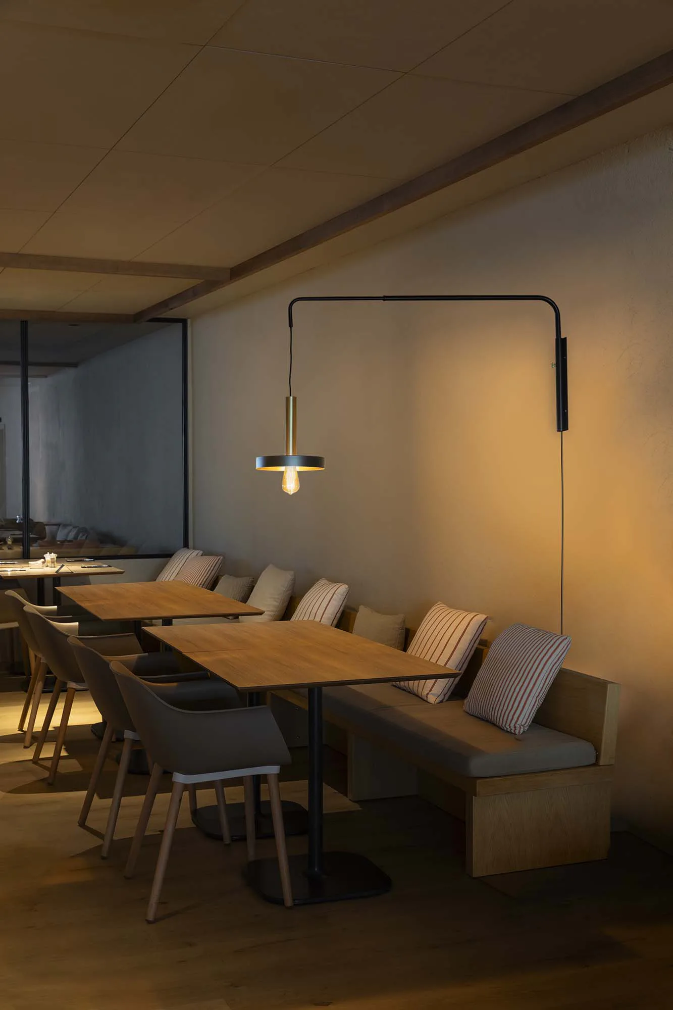 WHIZZ Lámpara aplique extensible negro y color oro satinado ambiente - FARO Barcelona