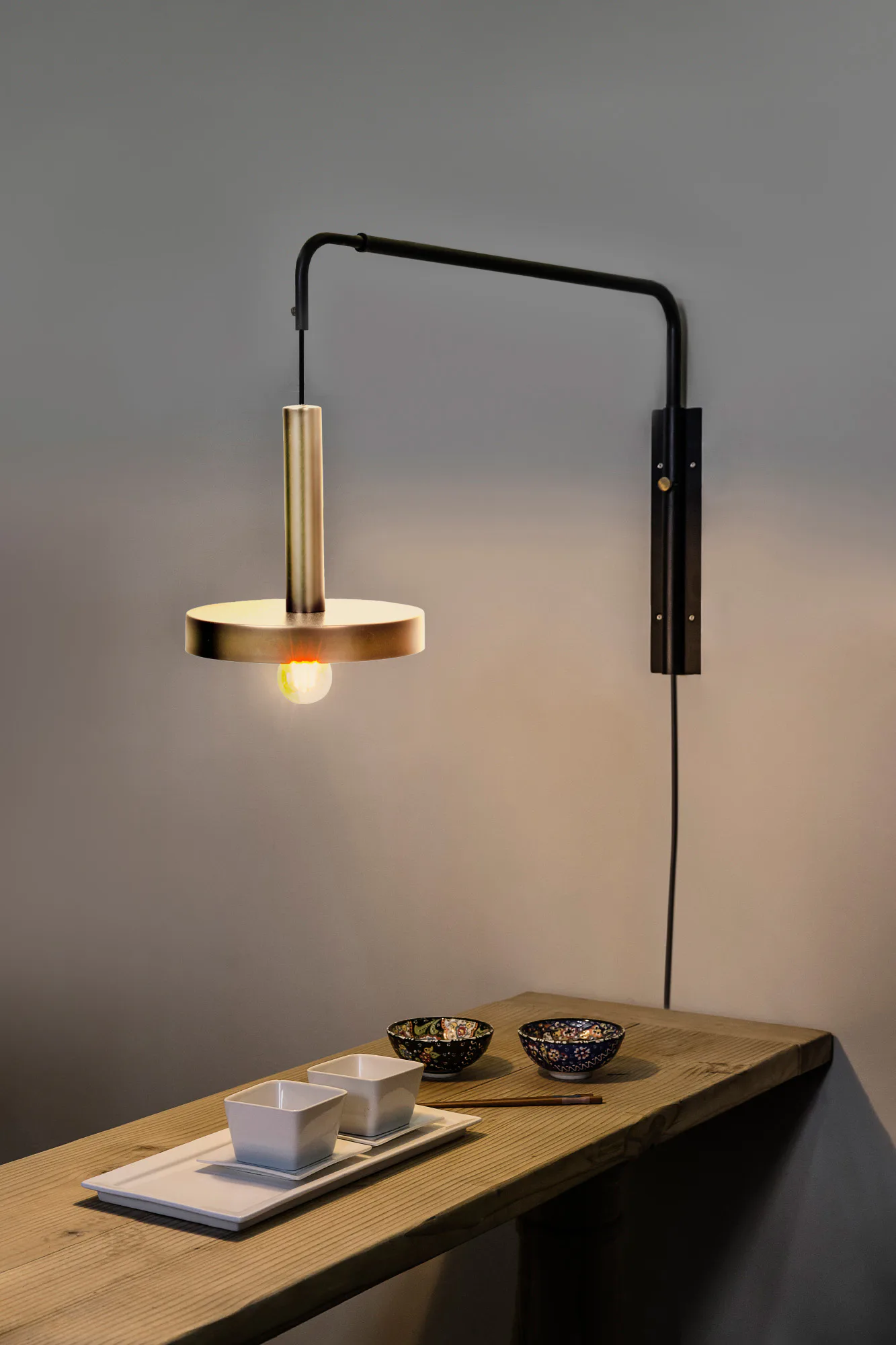 WHIZZ Lámpara aplique extensible oro satinado y color negro ambiente - FARO Barcelona