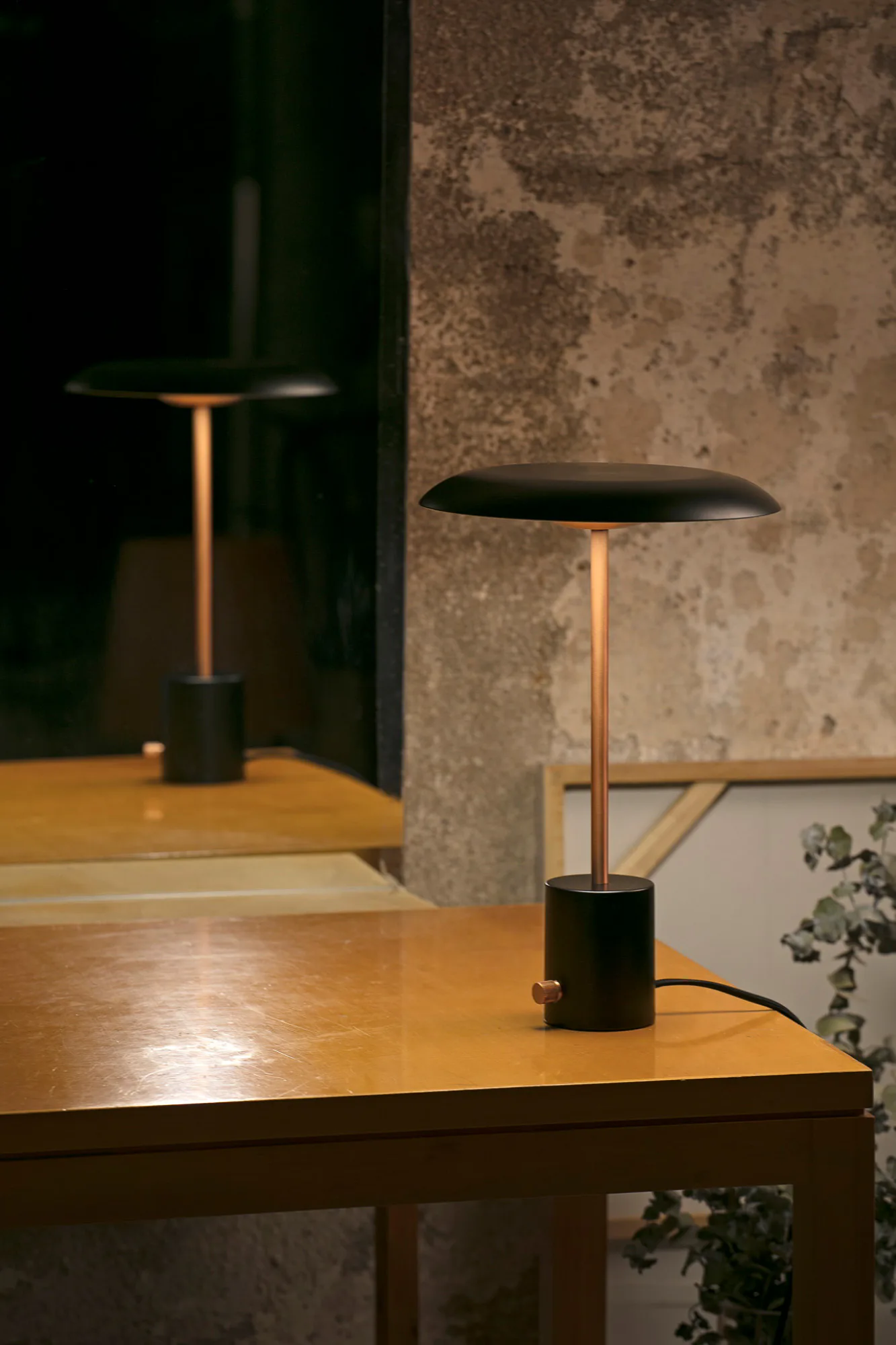 HOSHI Lámpara sobremesa negro y cobre cepillado ambiente - FARO Barcelona