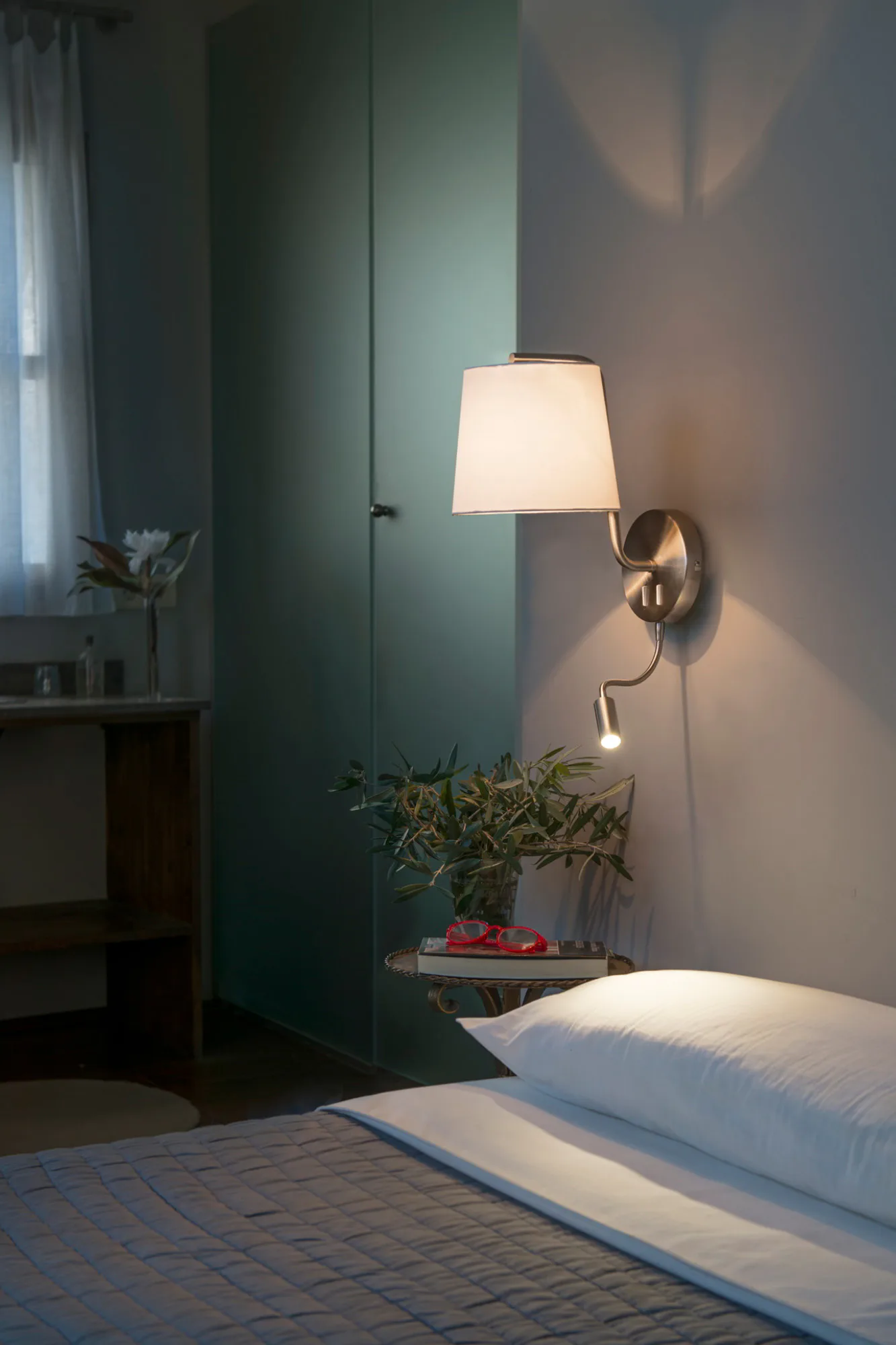 BERNI Lámpara aplique níquel satinado con lector LED ambiente - FARO Barcelona