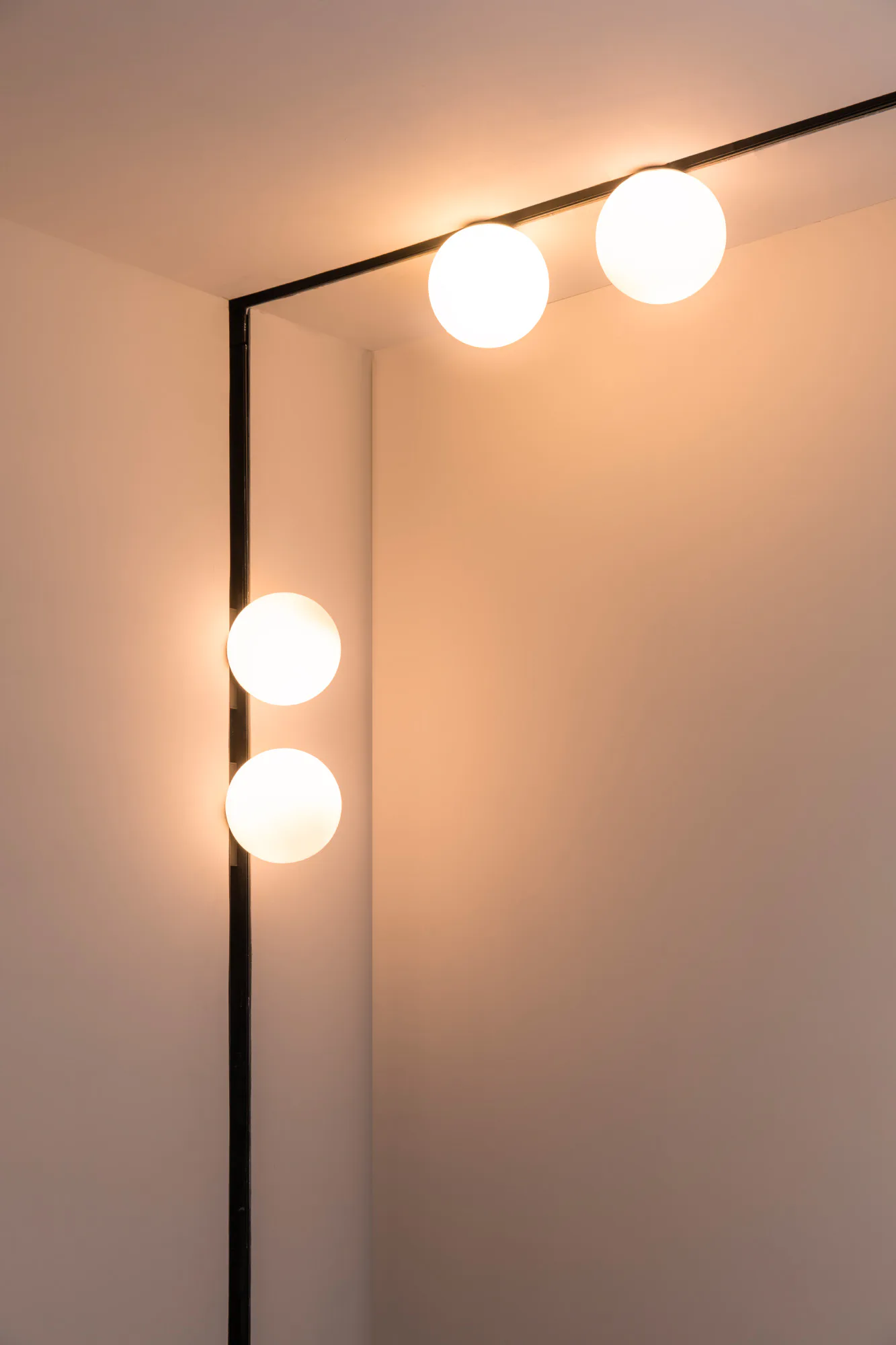 Neso negro unik 2700K ambiente - FARO Barcelona