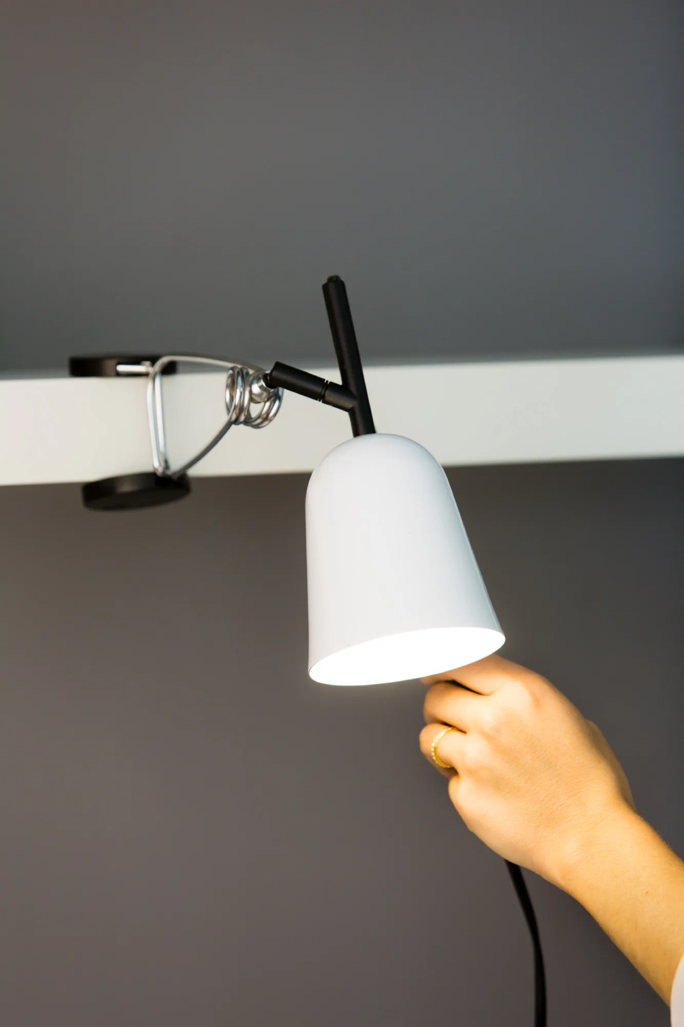 STUDIO Lámpara pinza color blanca ambiente - FARO Barcelona