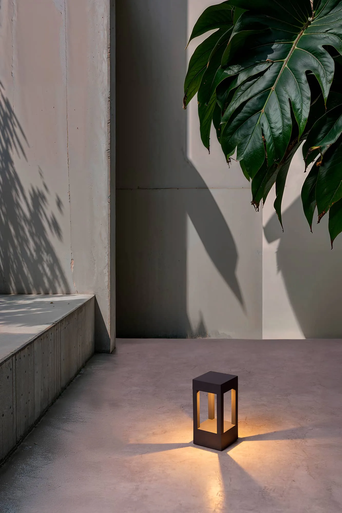 AGRA 200 Lámpara baliza color gris oscuro ambiente - FARO Barcelona