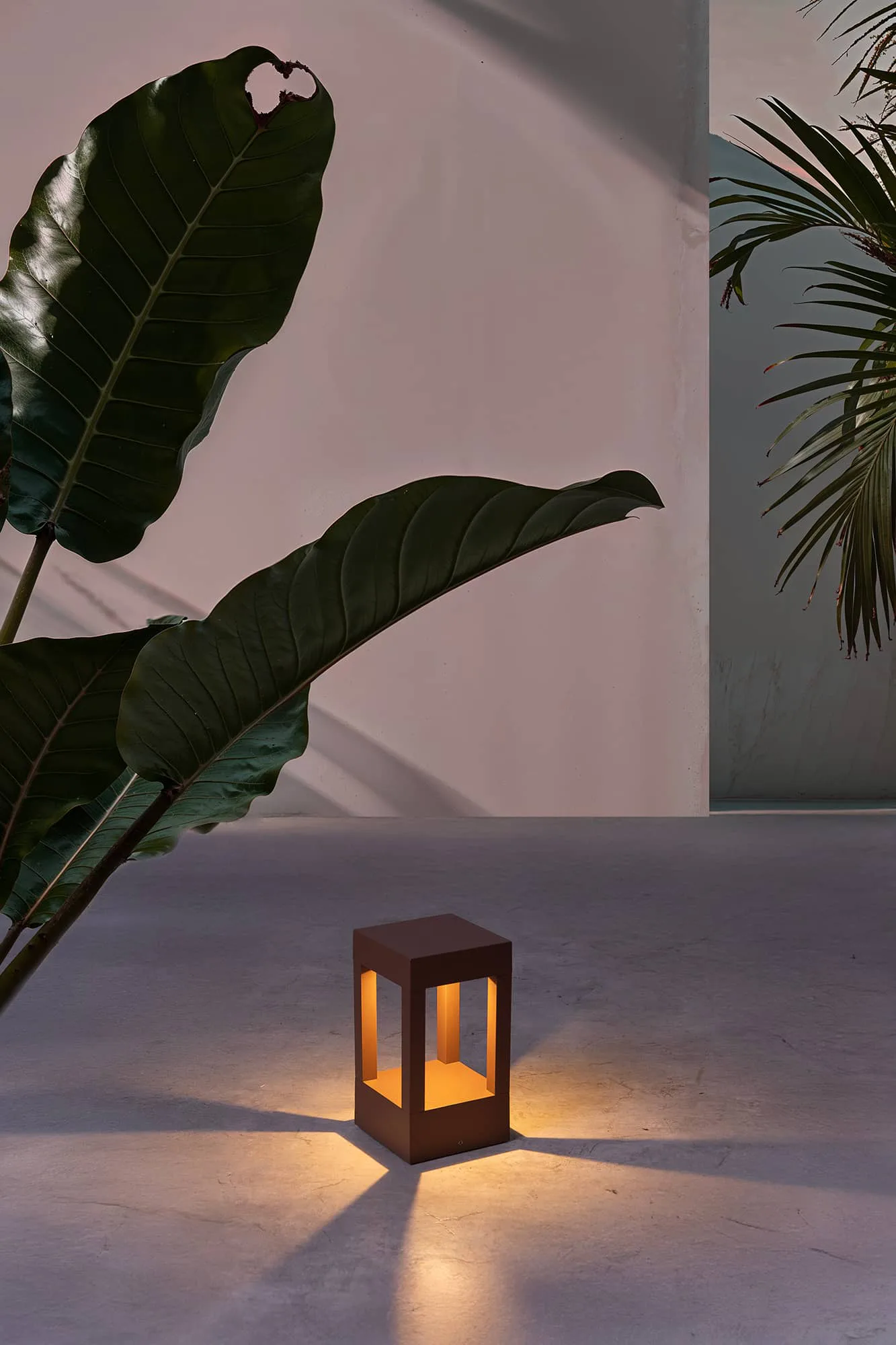 AGRA 200 Lámpara baliza marrón óxido ambiente - FARO Barcelona