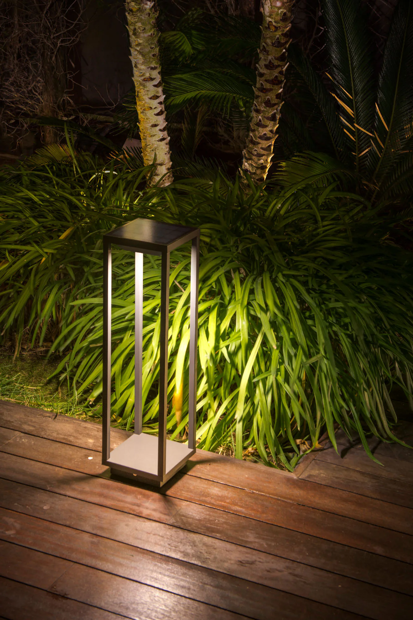 SAURA Baliza solar color gris oscuro ambiente - FARO Barcelona