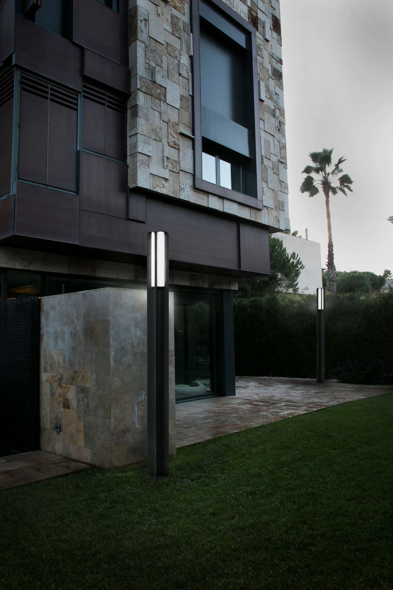 BU-OH 2500 Farola color gris oscuro ambiente - FARO Barcelona